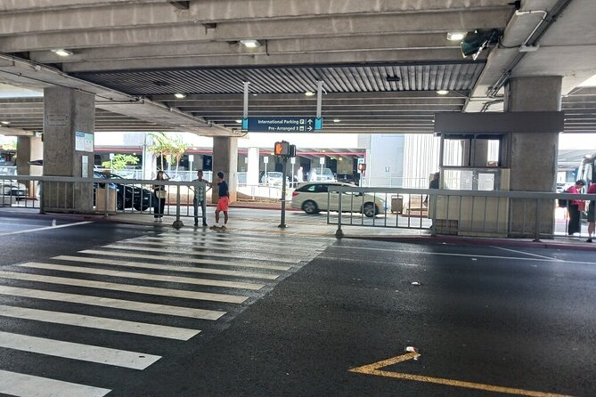 Airport Shuttle - HNL Airport to Waikiki - The drive to Waikiki and what you may learn on the way