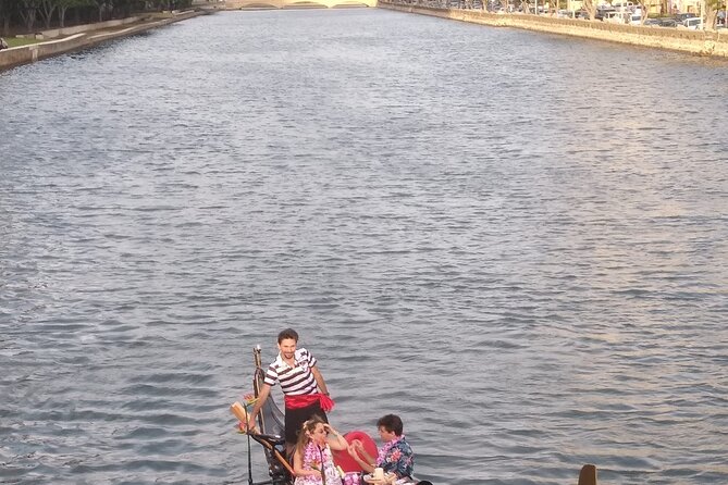 Aloha Gondola Cruise with Drinks & Pastries - Who will enjoy this most
