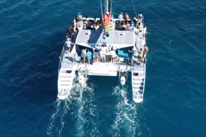 Board from Waikiki Beach for Aloha Hour Sail on Hāwea Catamaran - Setting out from the Duke Kahanamoku Statue at 3 p.m.