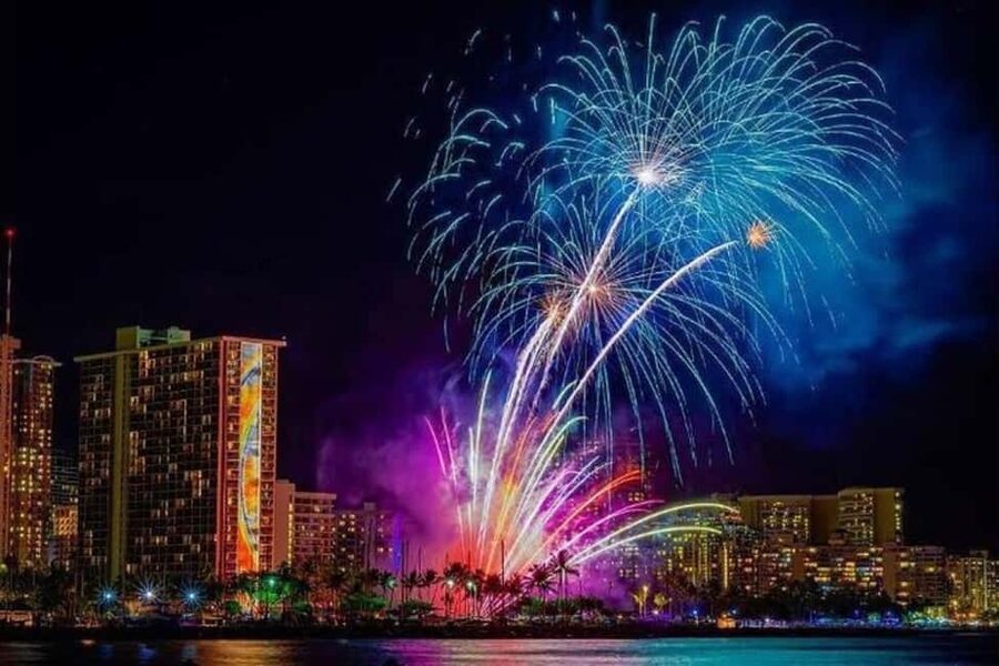 Board from Waikiki Beach: Friday Night Fireworks sail - Why the fireworks look better from Waikiki Bay