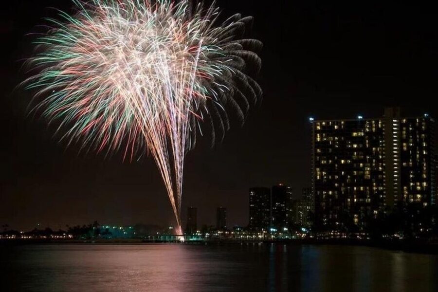 Board from Waikiki Beach: Friday Night Fireworks sail - Should you book it?