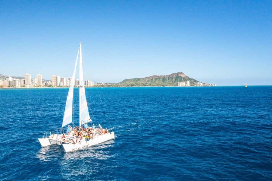 BYOB Weekend Sightseeing Sail towards Diamond Head - A low-cost hour on the water