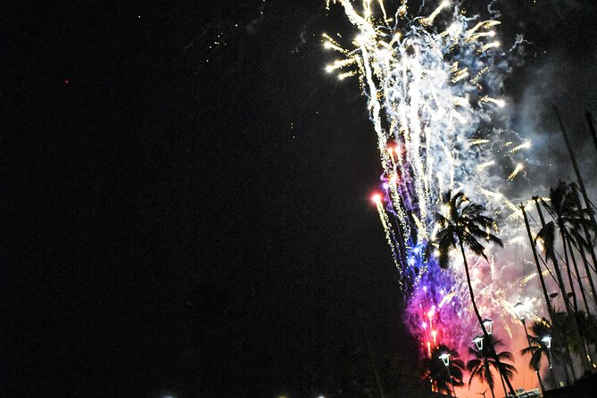 Fireworks Waikiki Gondola Cruise -lots of fun- - Cider, pastry, lei, and the small touches