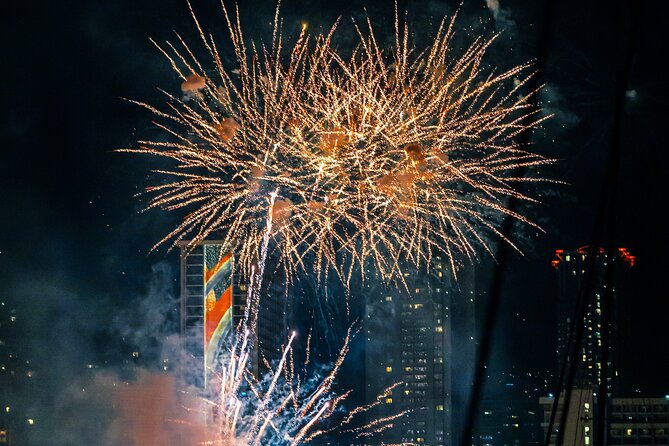 Friday Night Firework Cruise in Waikiki - Drinks, music, and the Friday night mood