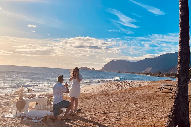 Hawaii Beach Picnic Date - A prepared sunset picnic at Ala Moana Beach