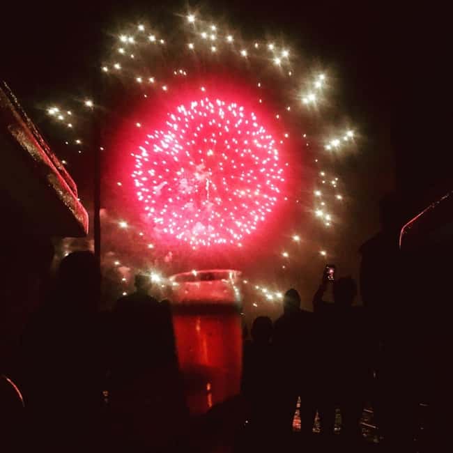 Honolulu: 1-Hour Friday Night Fireworks Cruise with Drinks - Fireworks from the water, not the beach