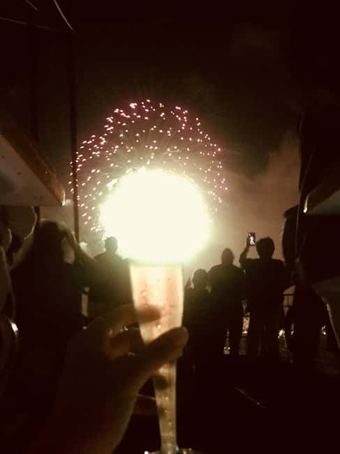Honolulu: 1-Hour Friday Night Fireworks Cruise with Drinks - What the one-hour cruise is like
