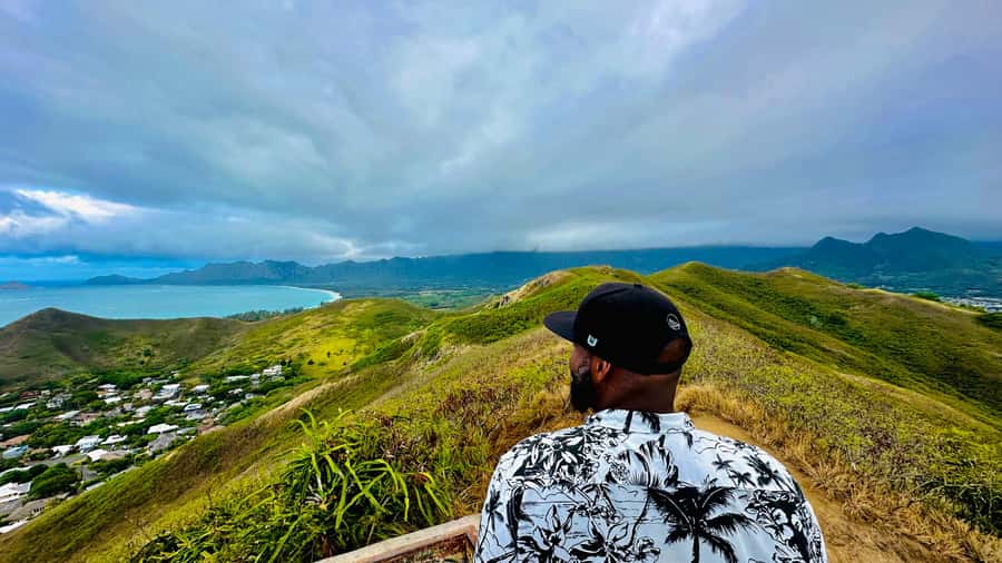 Honolulu: Diamond Head Hike with Transfers - The first 15 minutes: paved path and dry volcanic ground