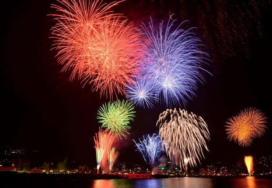 Honolulu: Friday Night Fireworks Cruise with Music - Fireworks with a Waikiki front-row view
