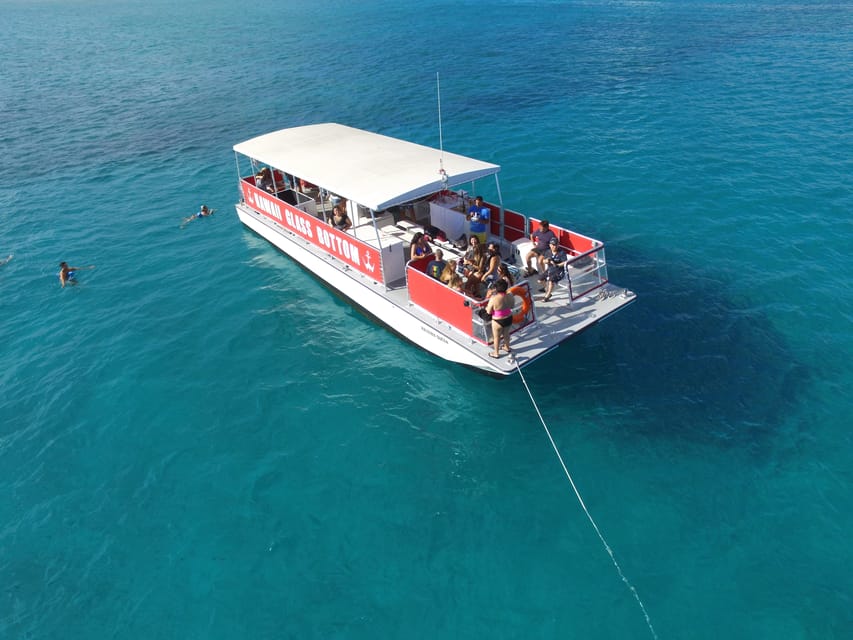 Honolulu: Glass Bottom Boat Tour along Oahu's South Shore - The guides make the short trip work