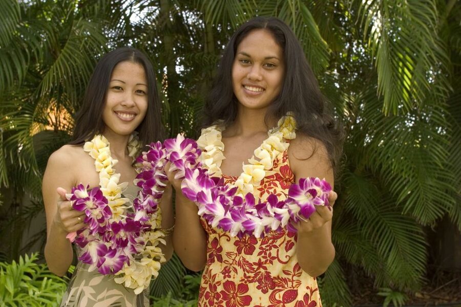 Honolulu Honeymoon Airport Lei Greeting - What happens between landing and baggage claim