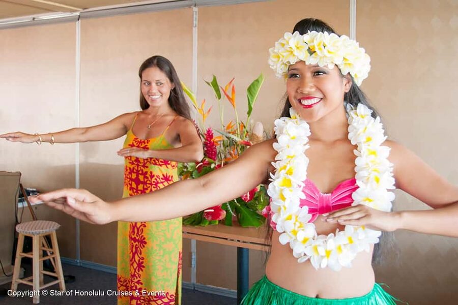 Honolulu: Pacific Star Sunset Buffet and Show - A Mai Tai and the First Island Views