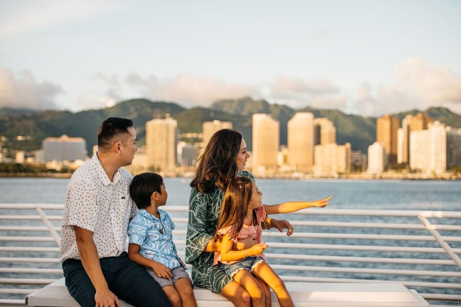 Honolulu: Waikiki Sunset and Cocktail Cruise - The onboard atmosphere and service