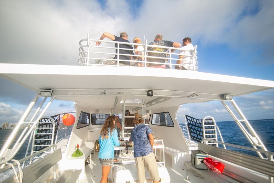 Oahu: BYOB or Cash Bar Waikiki Sunset Cruise - Choosing between BYOB and the cash bar boat