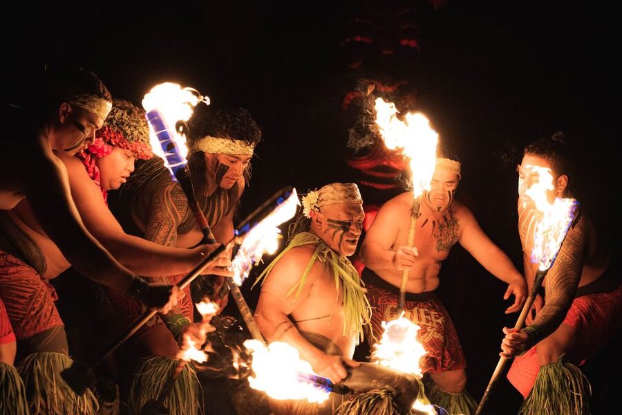 Oahu: Chief's Luau Dinner Show - Meeting Chief Sielu before the show