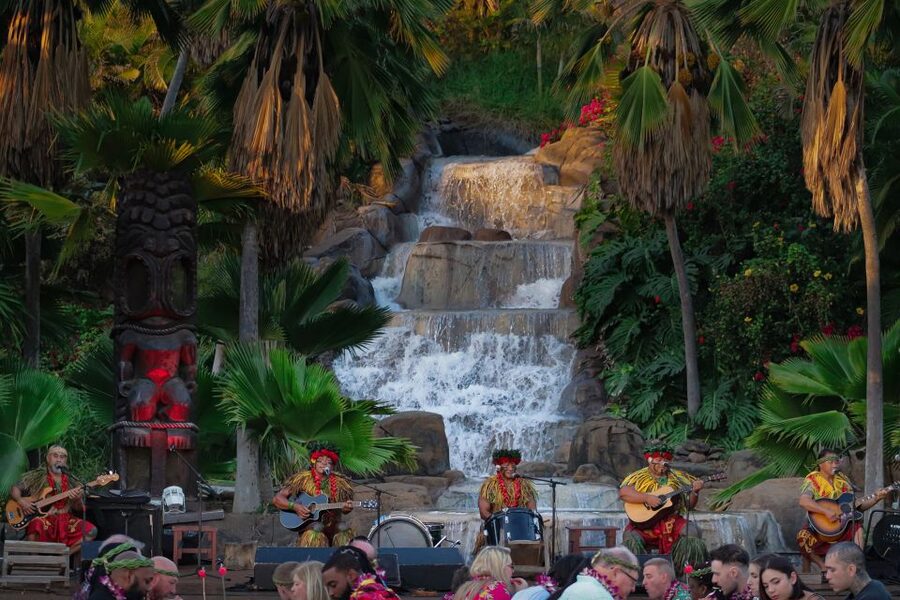 Oahu: Chief's Luau Dinner Show - The eight-man fire knife finale