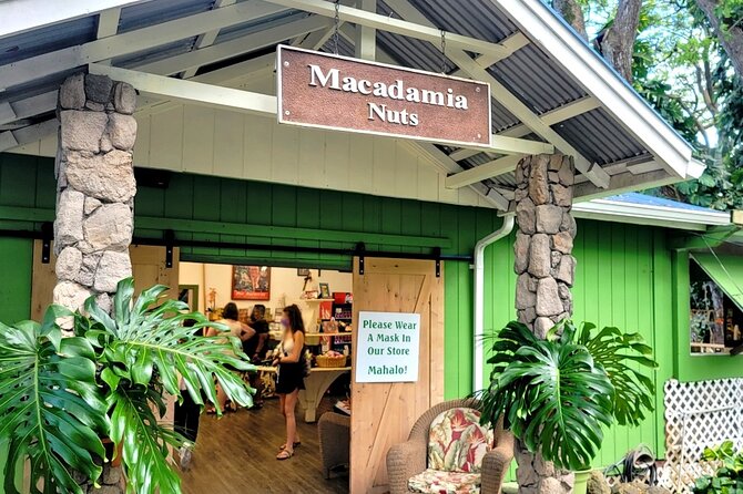 Oahu Circle Island Tour with Byodo-In Temple Admission - Macadamia tasting and the Koolau Mountains