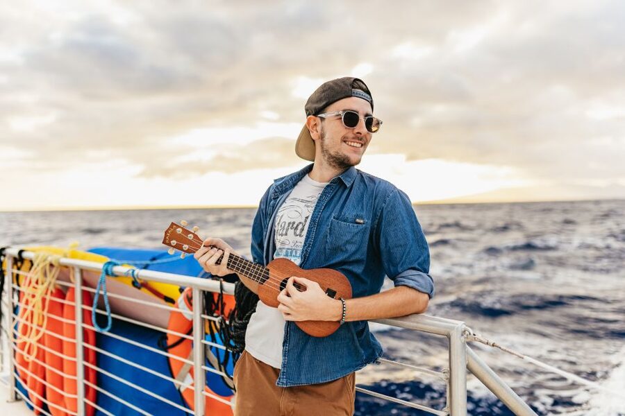 Oahu: Diamond Head Cruise with Drinks & Appetizers - Chasing the last light and the green flash