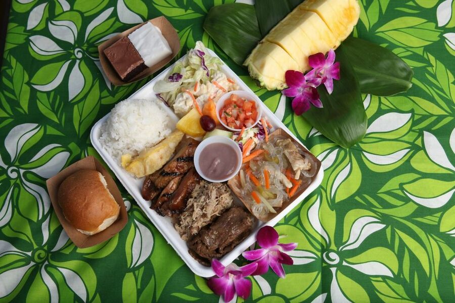 Oahu: Germaine's Traditional Luau Show & Buffet Dinner - A beach setting instead of a Waikiki ballroom