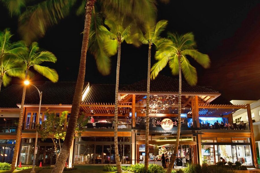 Oahu: Hard Rock Cafe Honolulu - What a 90-minute visit at Hard Rock Cafe Honolulu is like