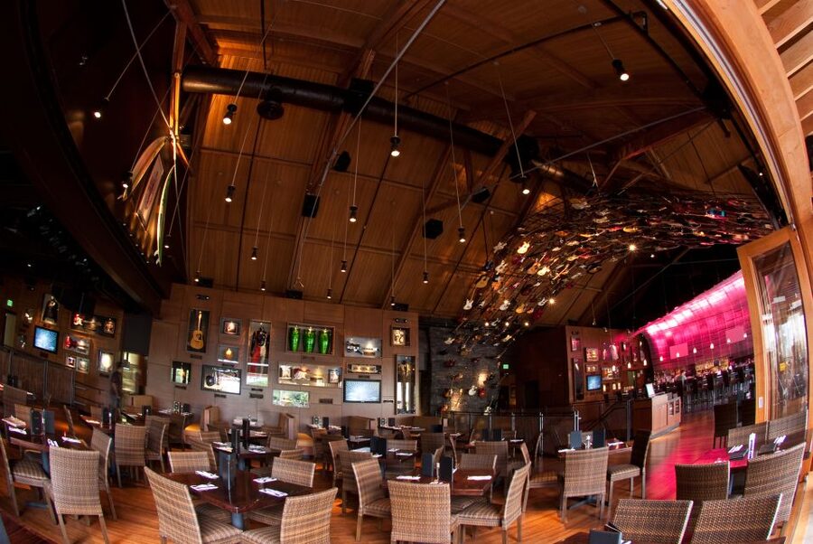 Oahu: Hard Rock Cafe Honolulu - Choosing between the Acoustic Rock and Electric Rock menus