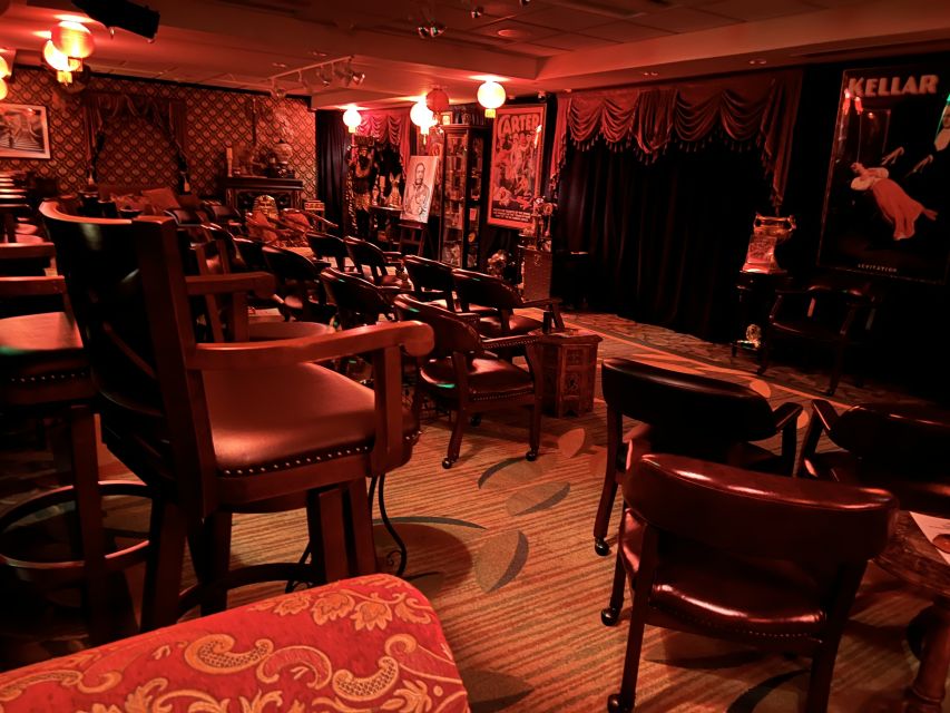 Oahu: Hilton Waikiki Beach Hotel Magical Mystery Show - How to choose regular seating or VIP