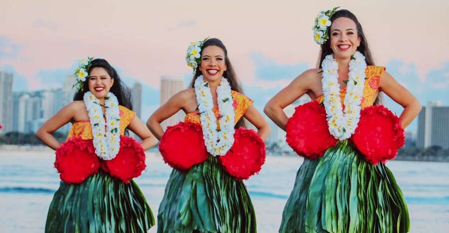 Oahu: Ka Moana Luau Dinner and Show at Aloha Tower - The first hour is more than a photo opportunity