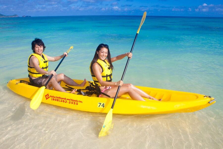 Oahu: Kailua Guided Kayak Excursion with Lunch - Getting the kayak to the water
