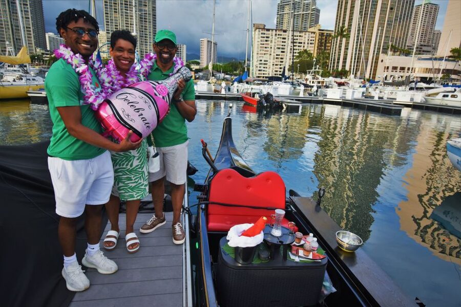 Oahu: Luxury Gondola Cruise with Drinks and Pastries - A Venetian boat in the middle of Honolulu