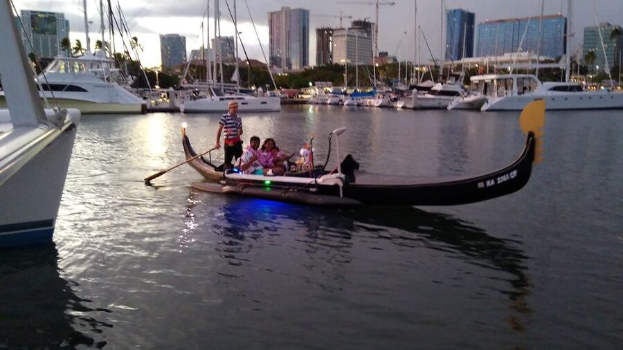 Oahu: Luxury Gondola Cruise with Drinks and Pastries - Why the gondola works for romance
