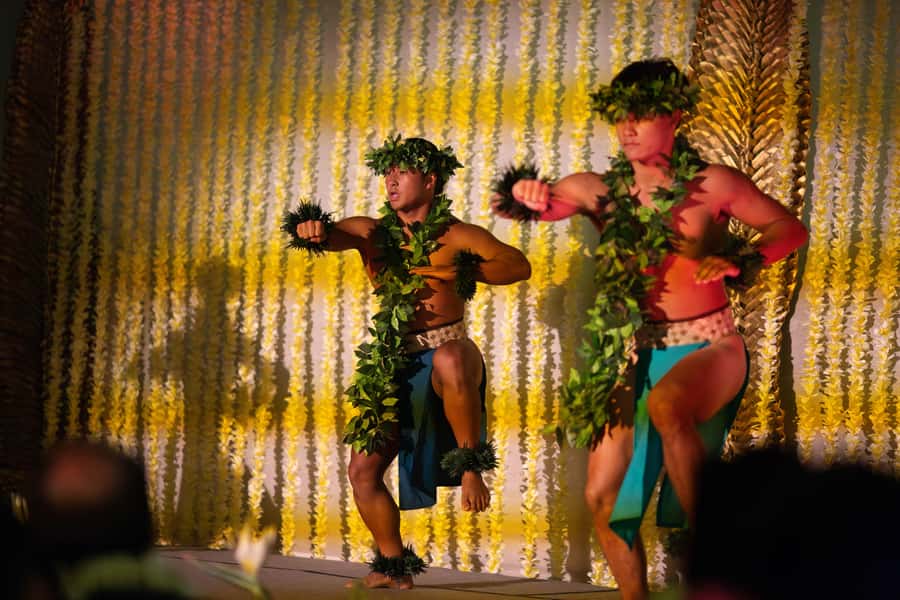 Oahu: Na Lei Aloha Luau in Waikiki with Optional Dinner - Choosing between show only and the premium buffet