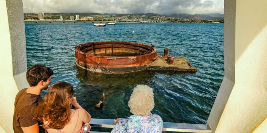 Oahu: Pearl Harbor Battleship Tour - Downtown Honolulu and the King Kamehameha Statue