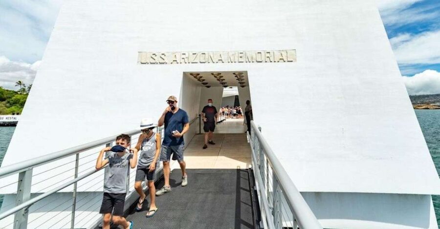 Oahu: Pearl Harbor Battleships Group Tour - Getting your bearings at the Pearl Harbor Visitor Center