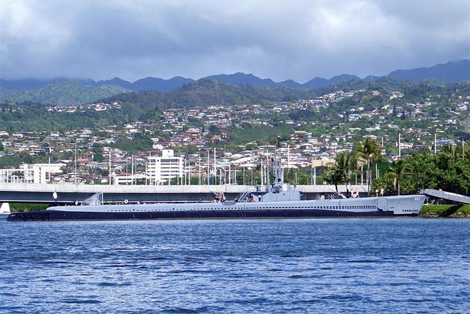 Oahu: Pearl Harbor USS Arizona Memorial - Punchbowl Crater adds a quieter memorial