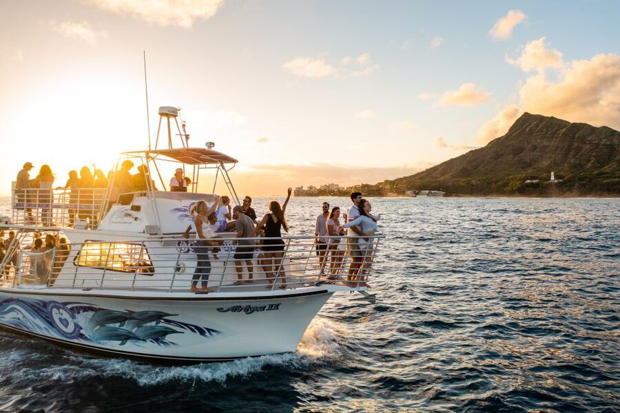 Oahu: Premium Waikiki Sunset Party Cruise with Live DJ - Friday fireworks from the sea