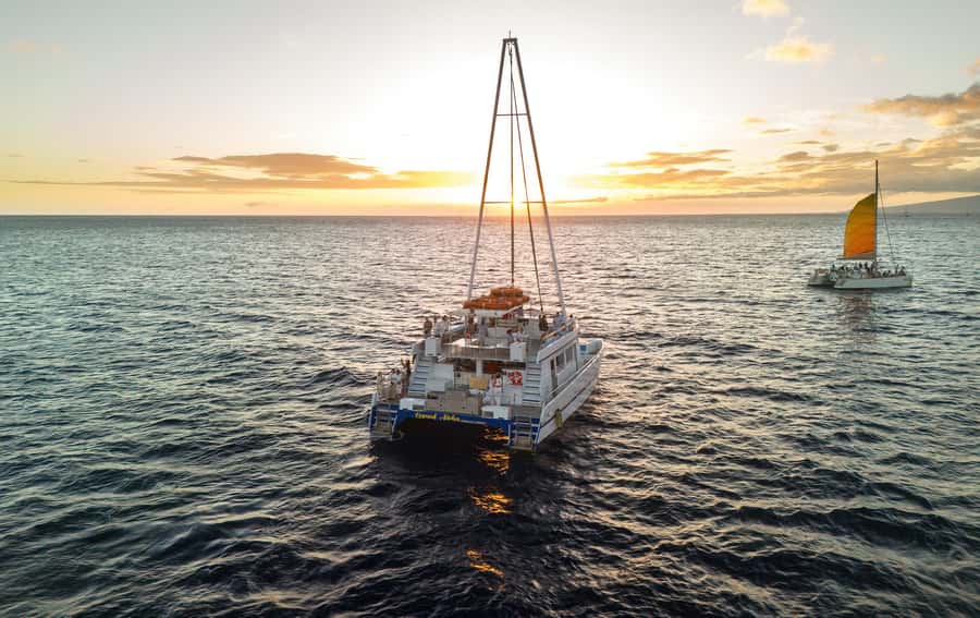 Oahu: Sunset Sail Cruise in Waikiki - Choosing between the shaded cabin and upper deck