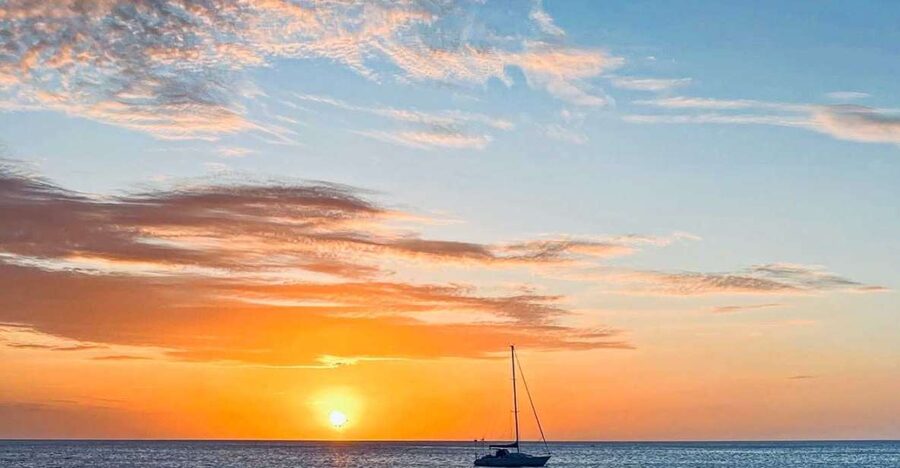 Oahu: Sunset sailing in small intimate groups - Sailing toward Diamond Head at golden hour