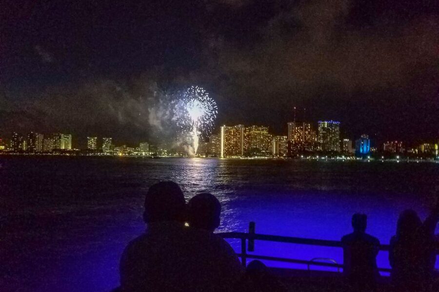 Oahu: Waikiki BYOB Friday Night Fireworks Cruise - Sunset views and Honolulu after dark