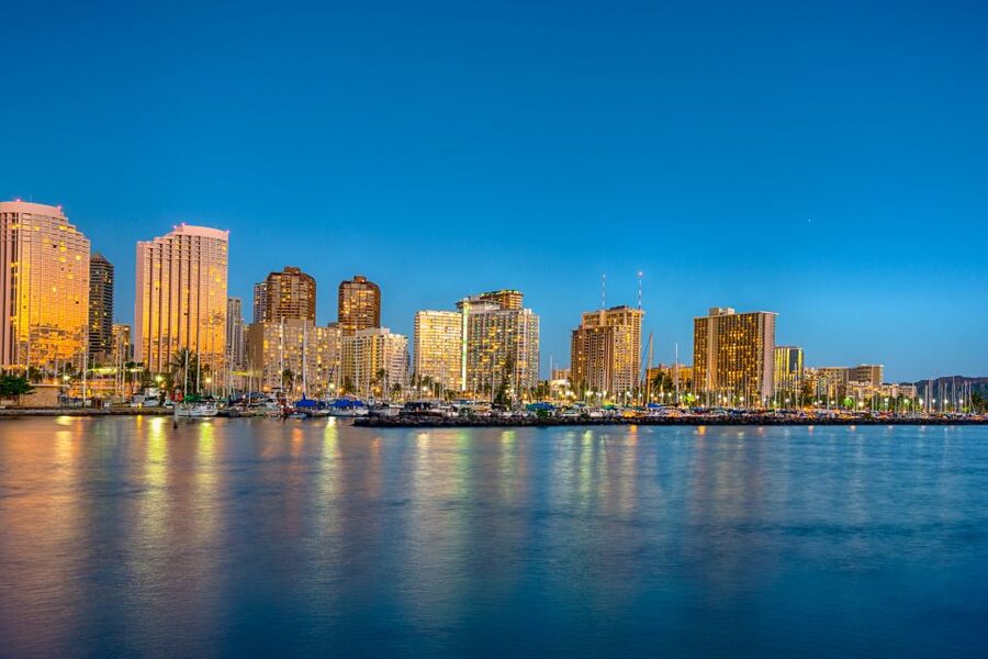 Oahu: Waikiki BYOB Friday Night Fireworks Cruise - Food, drinks, and the BYOB advantage