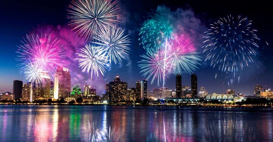 Oahu: Waikiki Friday Fireworks Cruise with Snacks and Drinks - The Friday fireworks from the water
