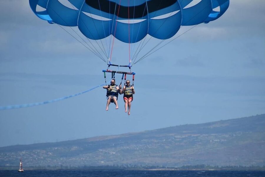 Oahu: Waikiki Parasailing - Flying above Waikiki instead of simply looking at it