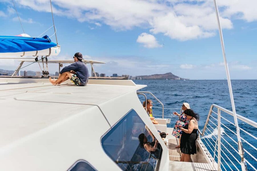 Oahu: Waikiki Snorkel and Sailing Trip with Lunch - What the crew adds to the experience