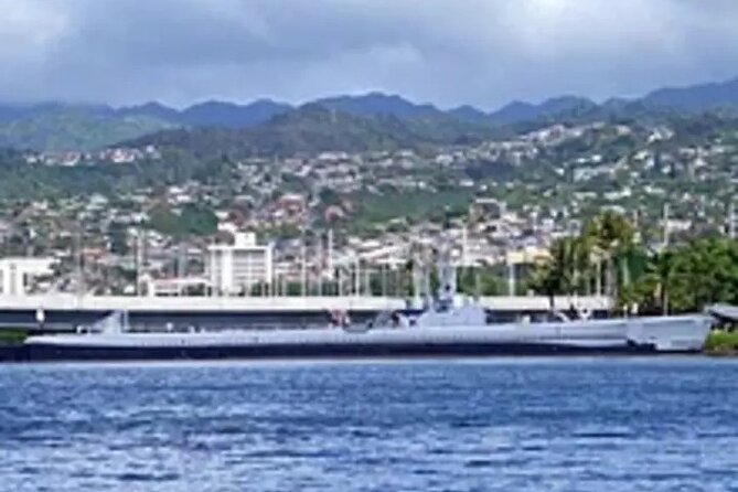 Pearl Harbor Arizona tour from HNL Airport - The visitor center and its outdoor memorials