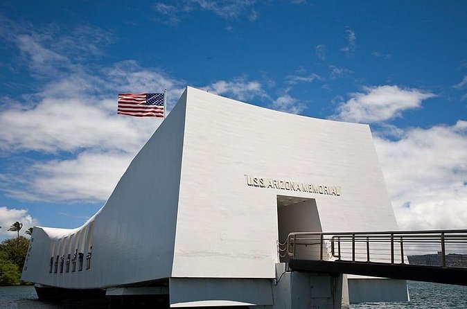 Pearl Harbor, National Memorial Cemetery and Honolulu City Tour - Honolulu’s royal center after Pearl Harbor