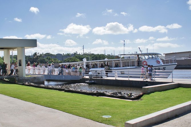 Pearl Harbor Official Deluxe Multimedia and VR Tour Combo - Seeing the USS Arizona Memorial from Shore