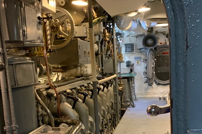 Pearl Harbor Tour Arizona Memorial and USS Bowfin - A private tour compared with going alone