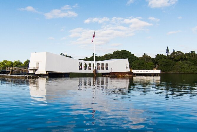 Pearl Harbor & USS Arizona Small-Group Tour [Early Access] - The drive back through Honolulu