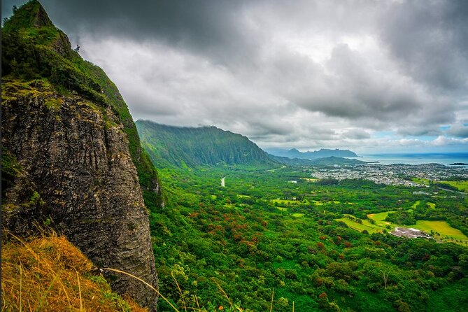 Scenic half day Circle Island tour - Nuʻuanu Pali connects views with Hawaiian history