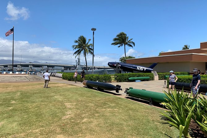 Small Group-Oahu Tour, Dole Plantation, Northshore, Sunset Beach - Punchbowl, a solemn final viewpoint