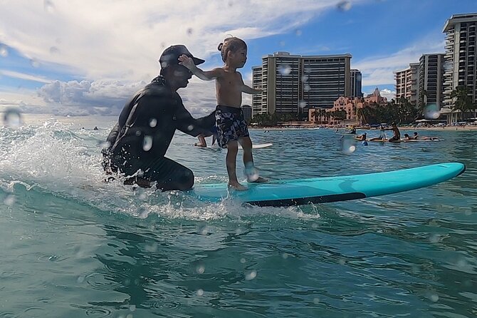 Surfing Lessons in Waikiki - Learning to surf at Kuhio Beach